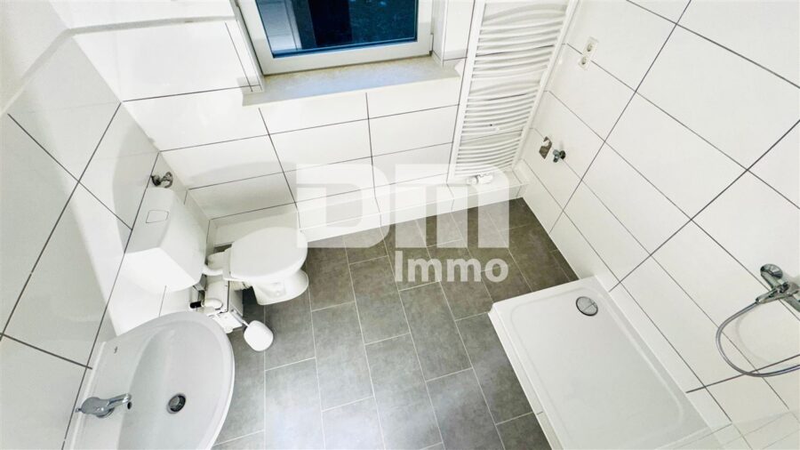 (R)eserviert!Teilsaniertes Ein- bis Zweifamilienhaus mit zusätzlichen Wohnraum - KG Einliegerwohnung Badezimmer / Dusche